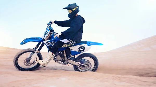 ダート バイク スポーツ アドベンチャー 自然の中で砂漠 アウトドアライディングで運転する人 ヘルメット ギアまたは自由な人と最高のスポーツ 自転車またはオートバイのドライブ — ストック写真