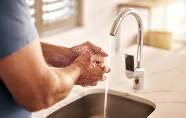 在浴室里为健康 健康或消毒而进行衣服 水和洗手 男人和清洁皮肤 以清除细菌 病毒细菌和泥土 在家中提供安全或保护 — 图库照片