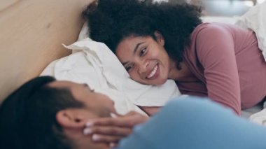 Aşk, eğlence ve hafta sonu romantizm için evlerinde bir çiftle yatakta uyanmak. Yatak odası, gülüyor ya da bir erkekle mutlu bir şekilde evlerinde birbirlerine bağlanıyorlar..