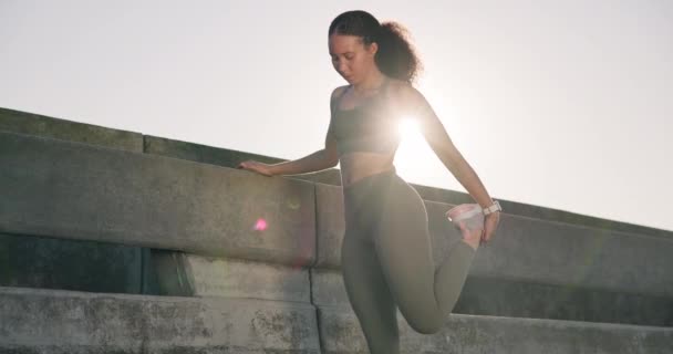 Frau Fitness Und Stretching Beine Der Stadt Für Cardio Laufen — Stockvideo