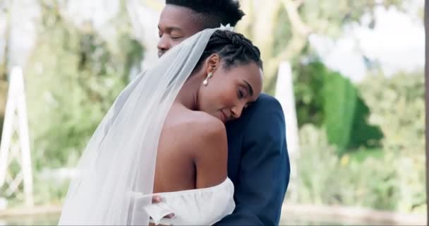 Fröhlich Paarweise Und Tanzen Bei Einer Outdoor Hochzeit Mit Braut — Stockvideo