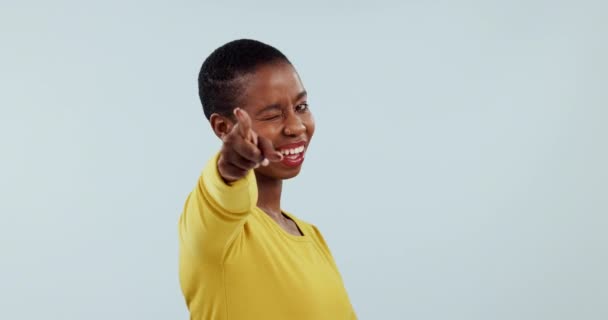 Mosolyogj Válassz Mutogass Rád Egy Fekete Nővel Stúdióban Szürke Háttérrel — Stock videók