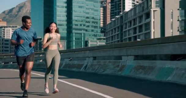 Fitness Wellness Pareja Ciudad Corriendo Por Carretera Para Hacer Ejercicio — Vídeos de Stock