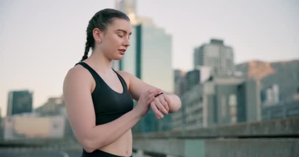 Aer Liber Fitness Femeie Verifică Ceasul Inteligent Timpul Rezultatele Măsoară — Videoclip de stoc