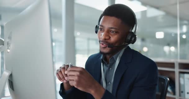 Computadora Centro Llamadas Hombre Negro Feliz Hablando Crm Soporte Técnico — Vídeo de stock