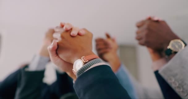 Grupp Samarbets Och Affärsmän Som Håller Varandra Hand Med Tillit — Stockvideo