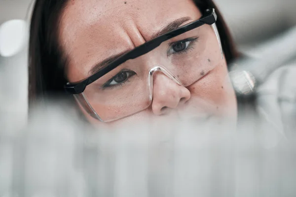 Test Rør Videnskabsmand Forvirret Kvinde Closeup Med Undersøgelse Tænkning Videnskabelig - Stock-foto