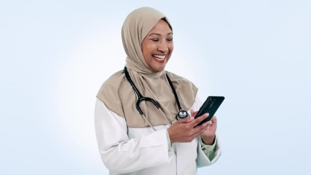 快乐的女人和电话为医疗保健沟通 社交媒体迷因和远程保健服务工作室 沙特阿拉伯的穆斯林护士或医务工作者嘲笑流动和蓝色背景 — 图库视频影像