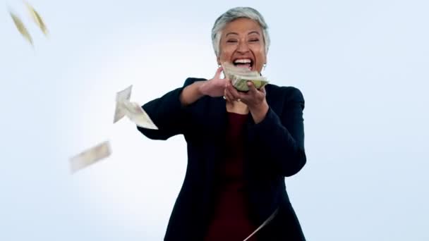Lanzar Dinero Ganador Senior Mujer Feliz Con Premio Mayor Lotería — Vídeos de Stock