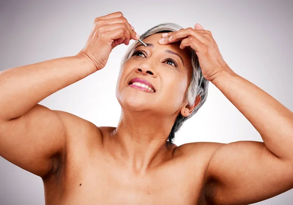 Tweezers Eyebrow Beauty Mature Woman Studio Skin Care Cosmetics Makeup — Stock Photo, Image