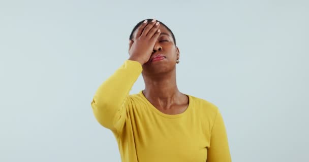 Facepalm Falhar Confundir Com Uma Mulher Negra Frustrada Estúdio Fundo — Vídeo de Stock