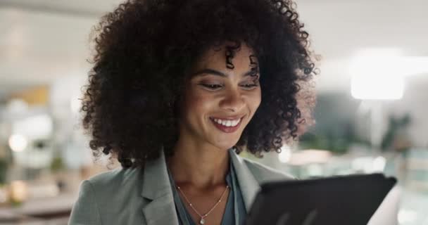 Tablet Γυναίκα Και Πρόσωπο Χαμόγελο Για Τις Επιχειρήσεις Ψηφιακή Και — Αρχείο Βίντεο