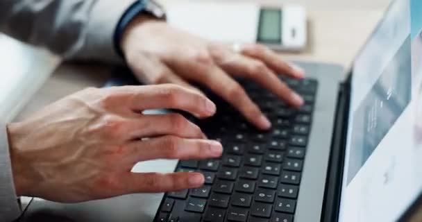 Κοντινό Πλάνο Δακτυλογράφηση Χεριών Και Laptop Για Εργασία Ηλεκτρονικό Ταχυδρομείο — Αρχείο Βίντεο