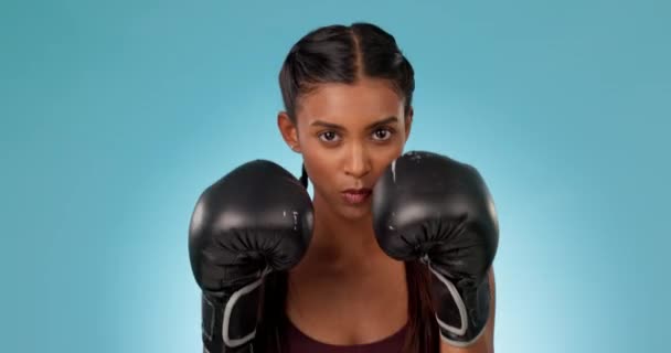 Boks Atleta Portret Kobiety Walczyć Trening Rękawiczkami Izolowane Studio Niebieskim — Wideo stockowe