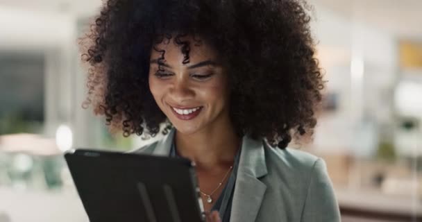 Frau Tablet Und Gesicht Mit Lächeln Für Geschäftliche Digitale Und — Stockvideo