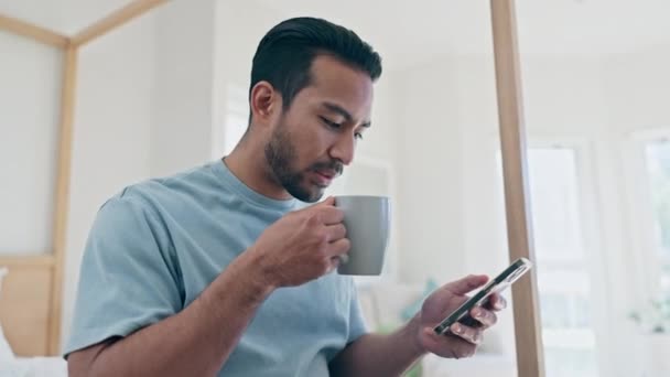 リラックスできるコーヒー アジア人男性 ソーシャルメディア インターネットのポスト または家庭の寝室でのネットワーク スマートフォン インターネットで笑顔のテクノロジー — ストック動画