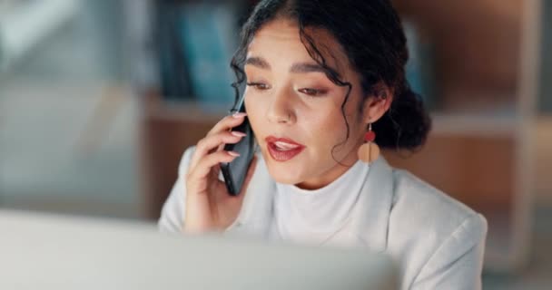 Mujer Negocios Computadora Llamada Telefónica Noche Oficina Redes Para Trato — Vídeo de stock