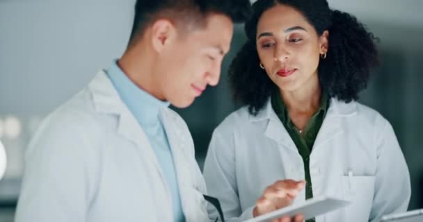 Wetenschapper Gelukkig Teamwork Tablet Laboratoriumonderzoek Medische Meme Nacht Resultaten Rapport — Stockvideo