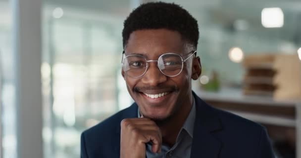 Twarz Młody Biznesmen Okulary Biurze Ufnym Pozytywnym Nastawieniem Startu Pracy — Wideo stockowe