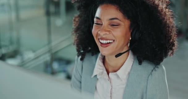 ビジネス女性 コールセンター オンラインコミュニケーション カスタマーサポート オフィスでの幸せな仮想ディスカッション アフリカのコンサルタントがテレマーケティング セールスチャット デスクトップコンピュータのサポートで笑う — ストック動画