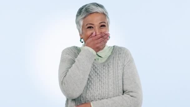 Щаслива Жінка Смішні Плітки Рукою Обличчі Контролюють Сміх Секретними Конфіденційними — стокове відео