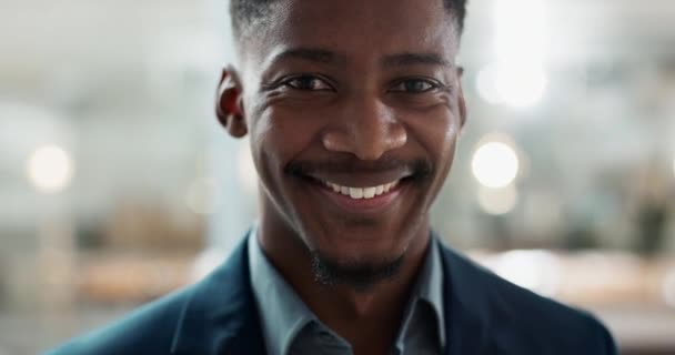 Joven Empresario Sonríe Enfréntate Primer Plano Con Confianza Actitud Positiva — Vídeos de Stock