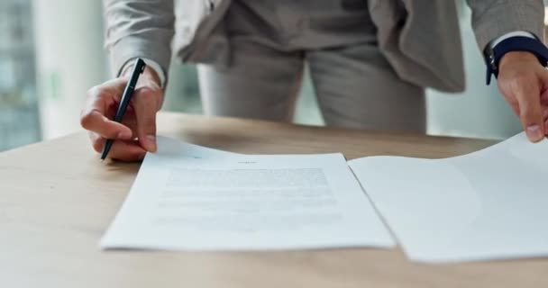 合同或法律文件上的业务 人手和书面签字 以便在任申请或协议 工作场所或公司的笔头 特写和个人阅读文书工作 工作政策或表格 — 图库视频影像