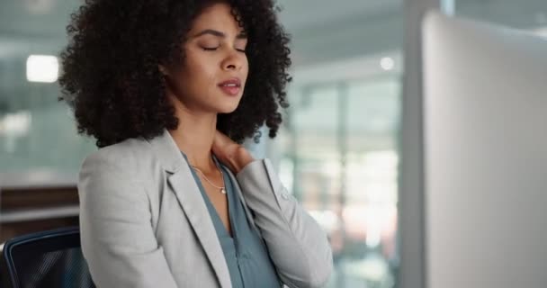 Бизнес Боль Шее Черная Женщина Стрессом Выгоранием Офисе Массажной Мышце — стоковое видео
