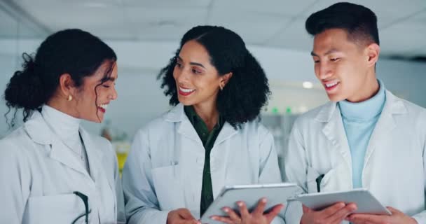 Videnskabsmand Teamwork Tablet Til Forskning Medicinske Resultater Natsamarbejde Laboratorierapport Læger – Stock-video