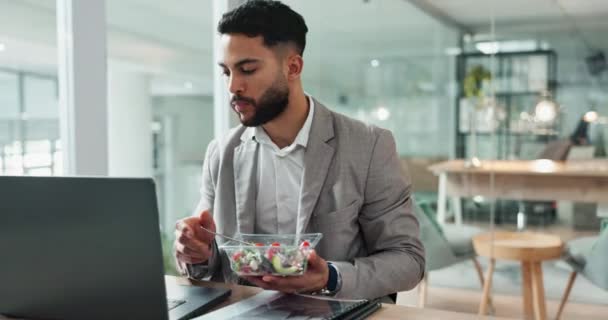 Laptop Sałatka Biznesmen Jedzący Biurze Podczas Pracy Nad Raportem Komputer — Wideo stockowe