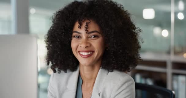 业务上 女性和面带微笑的在办公室 自信和积极态度的创业审计工作 专业人员和企业家形象 乐于或准备好从事会计职业 — 图库视频影像