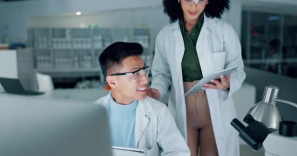 Forskare Team Och Tablett Med Testresultat Vetenskapligt Experiment Och Medicinsk — Stockvideo