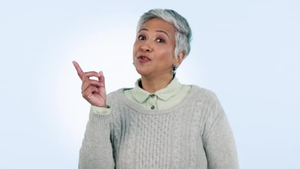 Szczęśliwa Twarz Starsza Kobieta Ręką Wskazującą Studio Prezentację Wybór Lub — Wideo stockowe