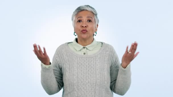 Zdezorientowana Twarz Starsza Kobieta Studio Pytaniami Prezentacją Lub Recenzją Wątpliwości — Wideo stockowe