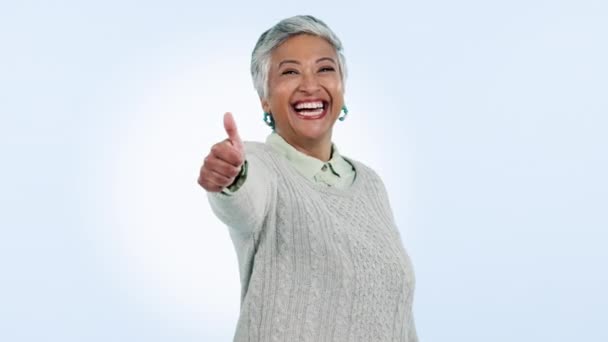 Face Smile Senior Woman Thumbs Agreement Promotion Blue Studio Background — Stock Video