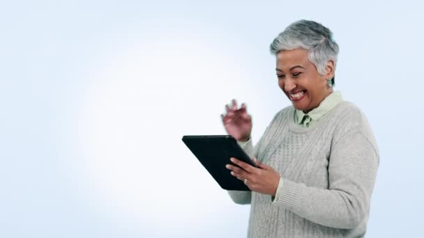 Tableta Cómic Feliz Mujer Mayor Ríen Estudio Con Las Redes — Vídeos de Stock