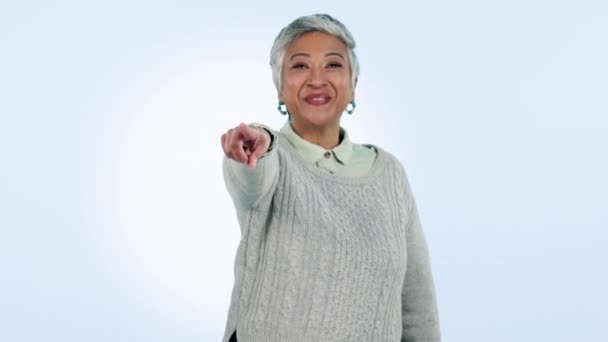 Mature Woman Mockup Portrait Pointing Smile Talking Blue Studio Background — Stock Video