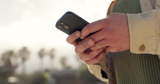 Telefon Dışarıda Yazı Yazan Kişi Kaydırma Arama Ağı Internet Sosyal — Stok video
