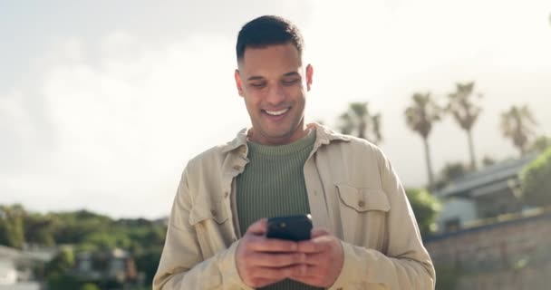 Teléfono Sonrisa Hombre Aire Libre Escribiendo Desplazarse Buscar Web Internet — Vídeo de stock