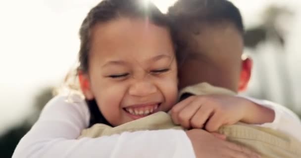Feliz Niño Abrazo Con Papá Aire Libre Con Amor Cuidado — Vídeos de Stock