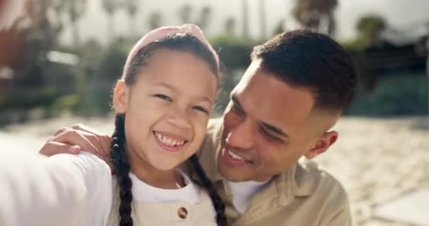 Feliz Selfie Criança Abraço Mar Com Pai Com Amor Cuidado — Vídeo de Stock