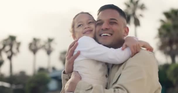 兴奋的孩子 和爸爸在公园里拥抱在一起 带着爱 关心和支持 父亲和家人带着孩子们的笑容自由地在迈阿密度假 — 图库视频影像