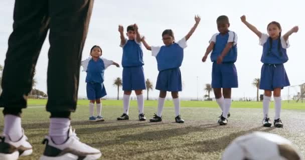 Kinder Arme Aufwärmen Und Sport Auf Dem Fußballplatz Mit Trainer — Stockvideo