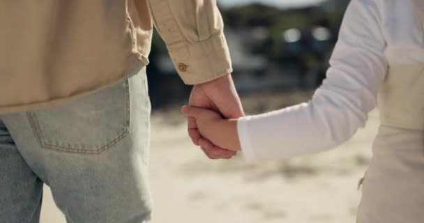 Strand Händchenhalten Und Wandern Eltern Kind Und Familie Auf Entspannungsreise — Stockvideo