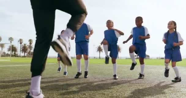 Bambini Riscaldamento Gambe Sport Sul Campo Calcio Con Allenatore Allenamento — Video Stock