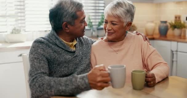 古いカップルは コーヒーと抱擁し キッチンでチャットし 退職後の朝のルーチンで自宅で結合します 結婚へのコミットメント お茶との会話 パートナーへの信頼を持つ人 — ストック動画