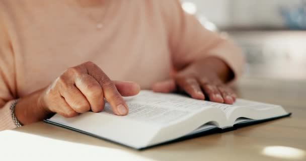 Hände Bibelstudium Und Anbetung Der Religion Lesen Der Schrift Und — Stockvideo