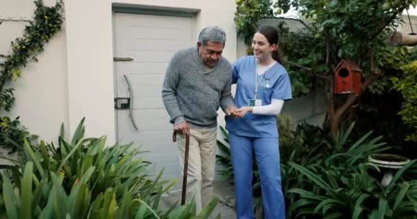 护士和帮手手扶着老人散步 带着支持和信任 为老年人提供照料 新鲜空气和爱心 照料者和残疾人室外 家庭福利和健康 — 图库视频影像