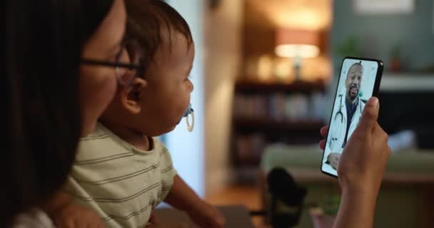 Hjem Videoopkald Læge Med Mor Baby Smartphone Med Rådgivning Skærm – Stock-video
