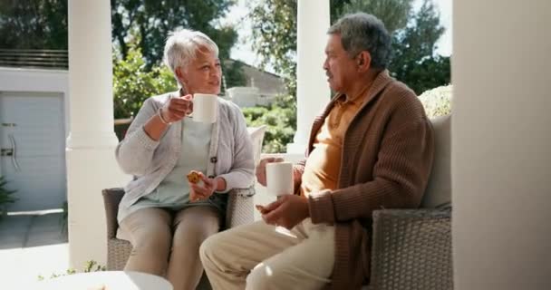 老夫妇 喝咖啡 在户外快乐 热爱友情 婚姻和信任 微笑的老墨西哥人 用食物和早晨的谈话来支持和放松门廊 — 图库视频影像